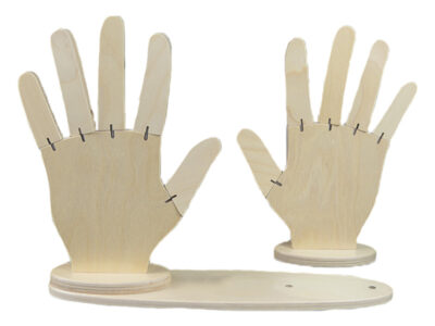 twee houten handen. magnetisch met buigbare vingers voor het rekenen tot 10